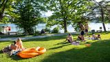 Menschen genießen die Sonne am Badesee
