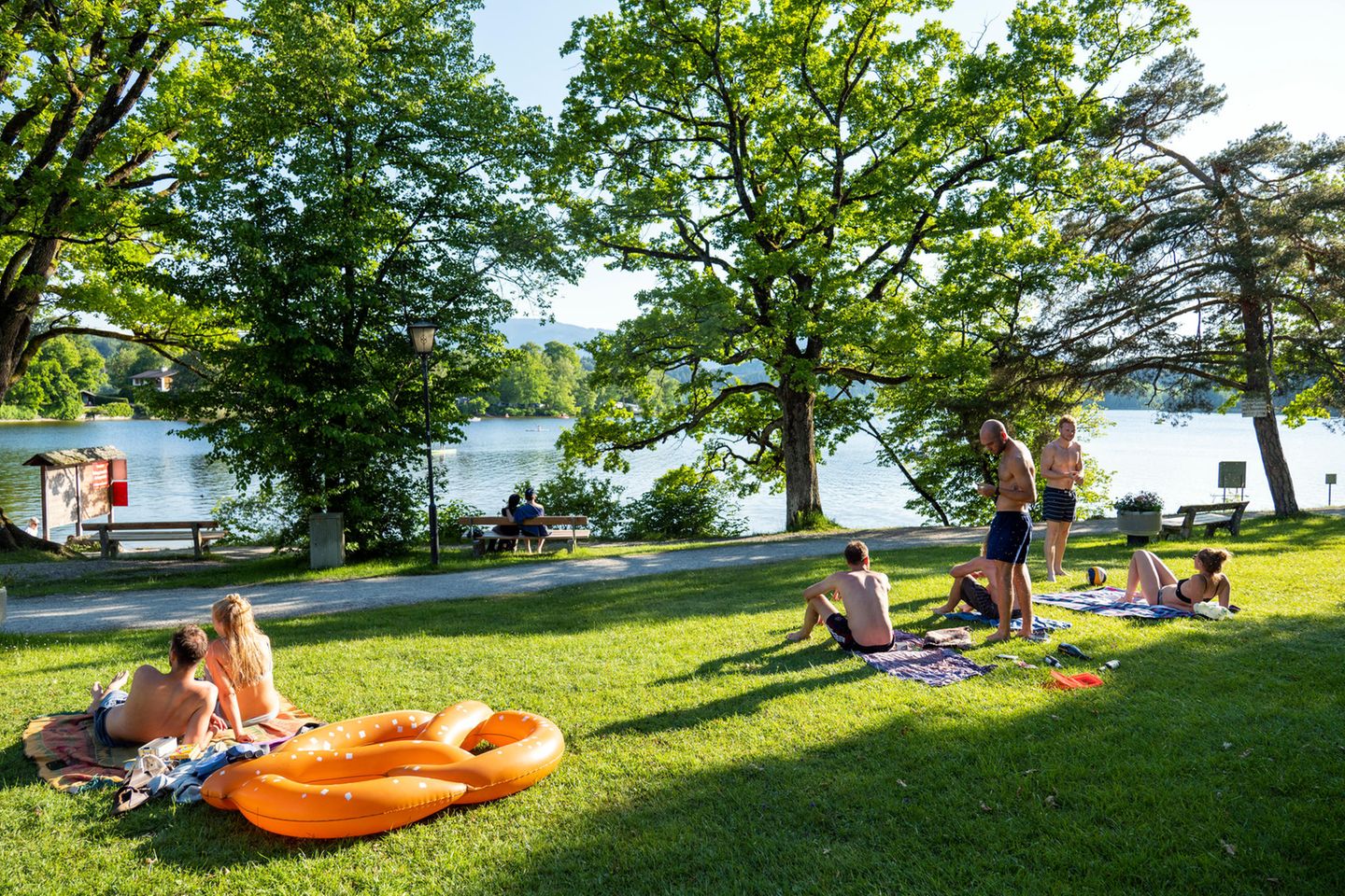 26 Grad im Sommer: Baden im Strandbad Menschen genießen die Sonne am Badesee