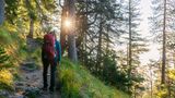 Eine Frau beim Wandern zum Herzogstand