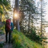 Eine Frau beim Wandern zum Herzogstand