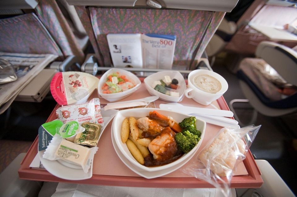 Essen auf einem Tablett im Flugzeug
