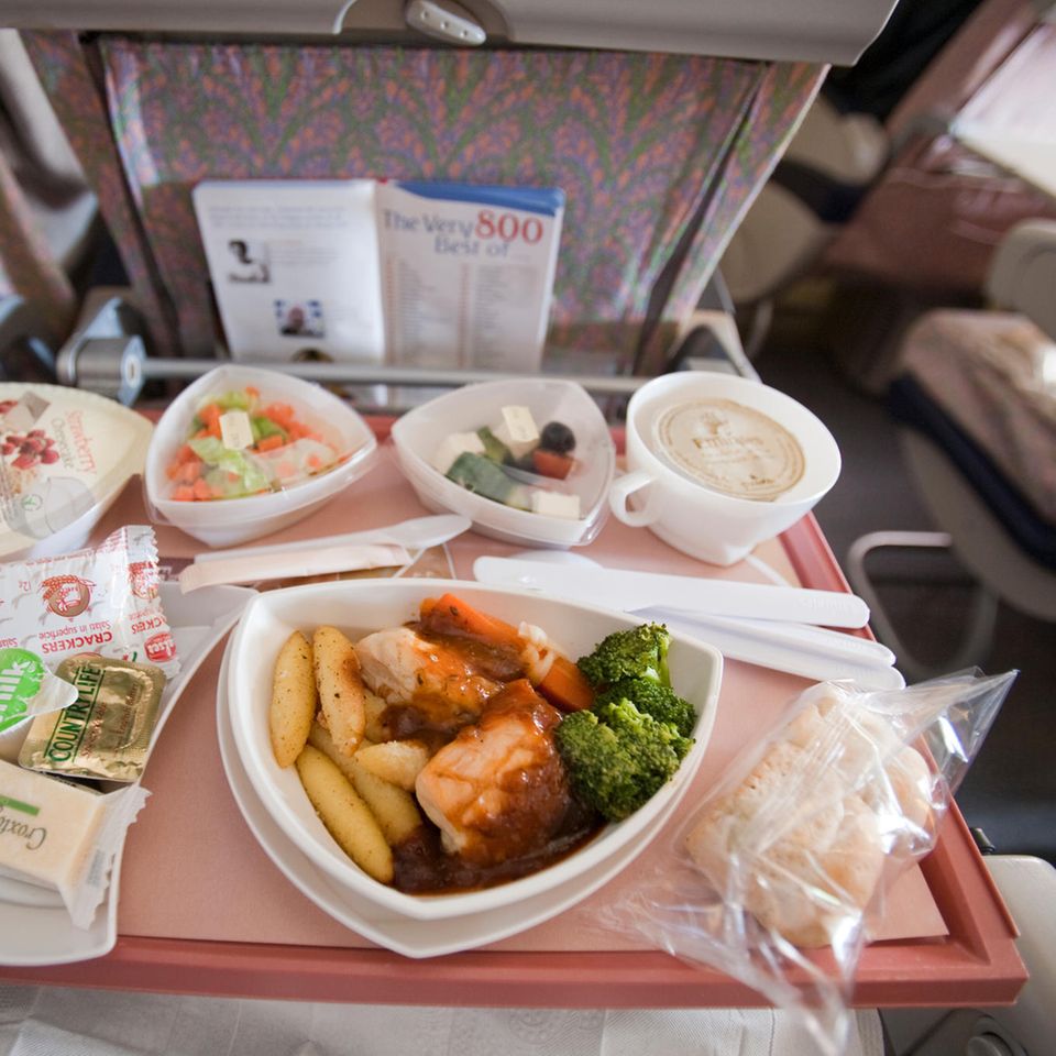 Essen auf einem Tablett im Flugzeug