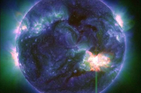 Eine Sonneneruption - wie der helle Blitz (unten, r). Aufgenommen vom Solar Dynamics Observatory der NASA am 9. Mai 2024. Foto: