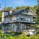 Eine Villa in Ahlbeck, umgeben von Grün