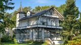 Eine Villa in Ahlbeck, umgeben von Grün
