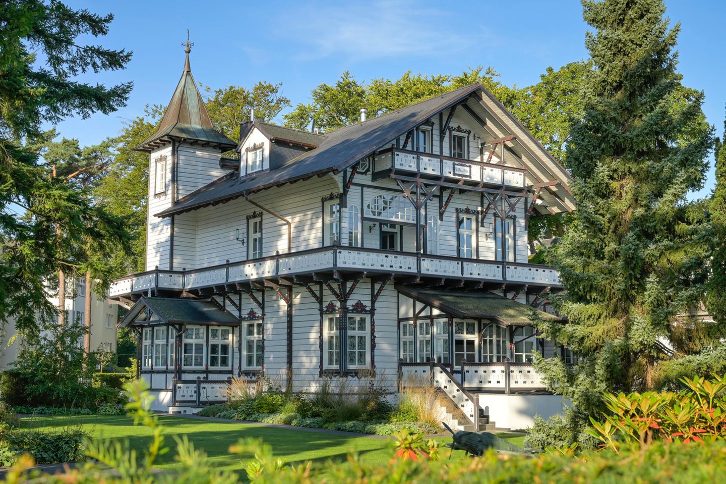 Ahlbeck: Zurück in die Kaiserzeit Eine Villa in Ahlbeck, umgeben von Grün