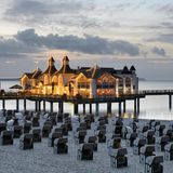 Hell erleuchtetes Haus auf einem Steg in Rügen