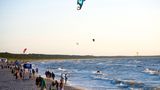 Wolin: Unterwegs auf der größten Insel Polens Leute lassen Drachen steigen am Strand