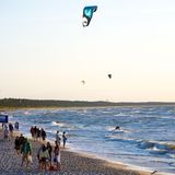 Leute lassen Drachen steigen am Strand