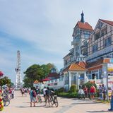 Strandpromenade an einem klaren Tag