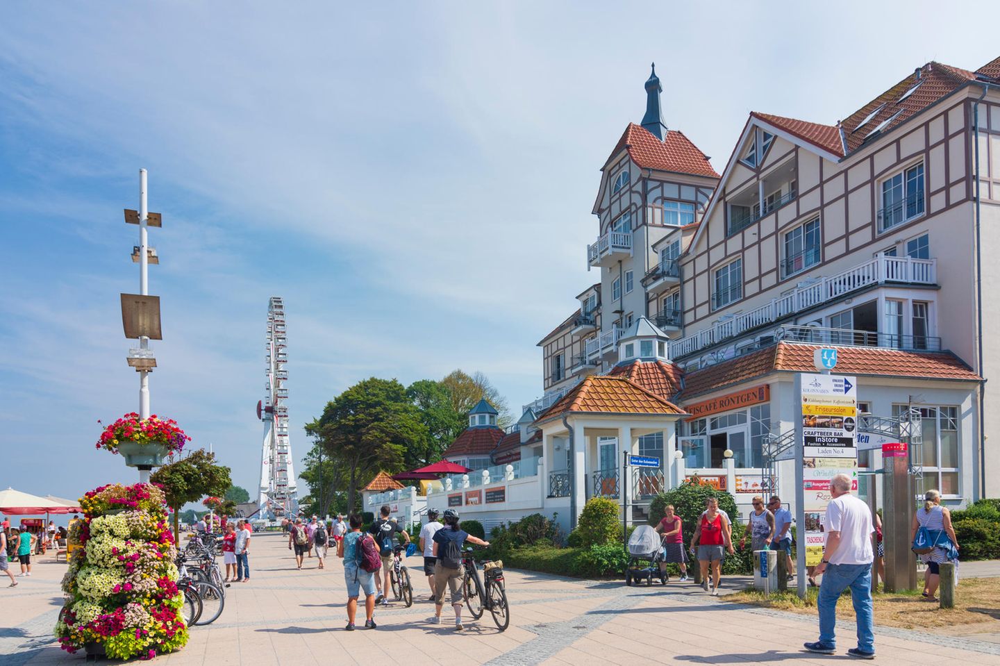 Strandpromenade an einem klaren Tag