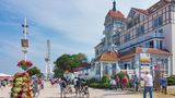 Strandpromenade an einem klaren Tag