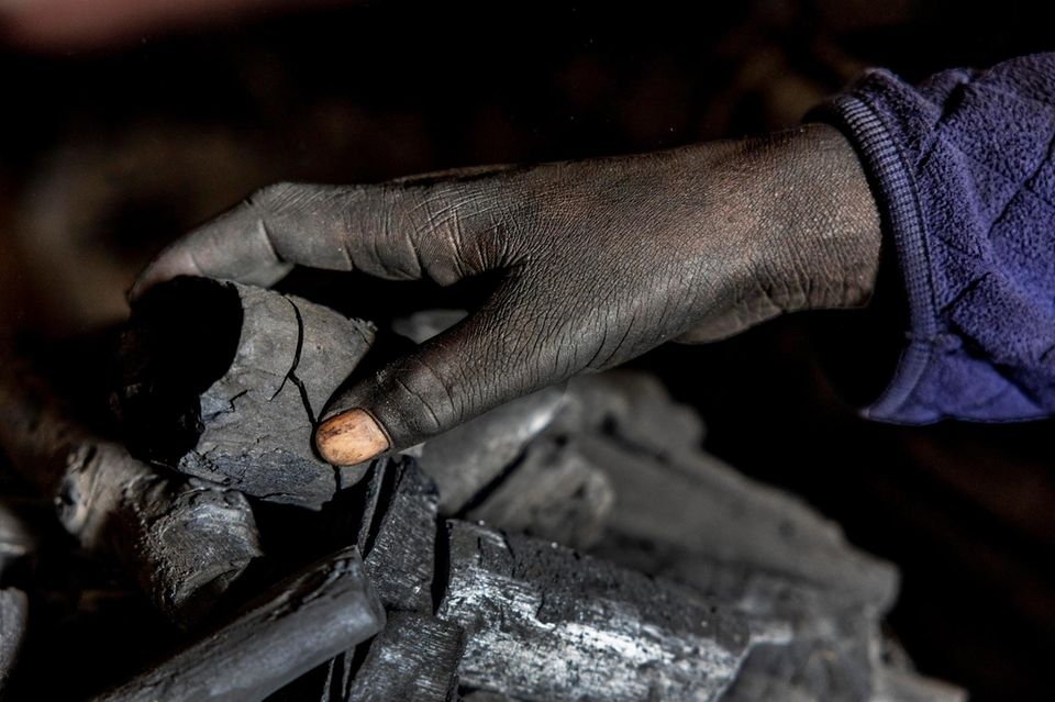 Holzkohle besteht fast nur aus Kohlenstoff. Damit ist es viel leichter als Holz, erzeugt mehr Hitze und qualmt weniger. Allein in Afrika werden jährlich rund 37 Millionen Tonnen produziert. Dafür muss ein Vielfaches an Holz eingeschlagen werden