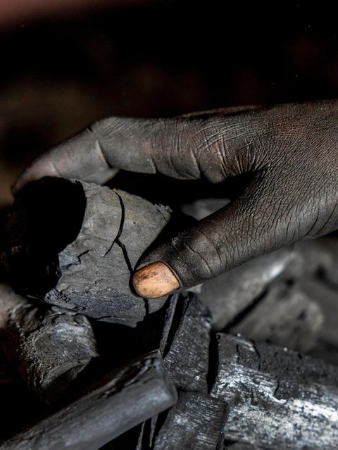 Holzkohle besteht fast nur aus Kohlenstoff. Damit ist es viel leichter als Holz, erzeugt mehr Hitze und qualmt weniger. Allein in Afrika werden jährlich rund 37 Millionen Tonnen produziert. Dafür muss ein Vielfaches an Holz eingeschlagen werden