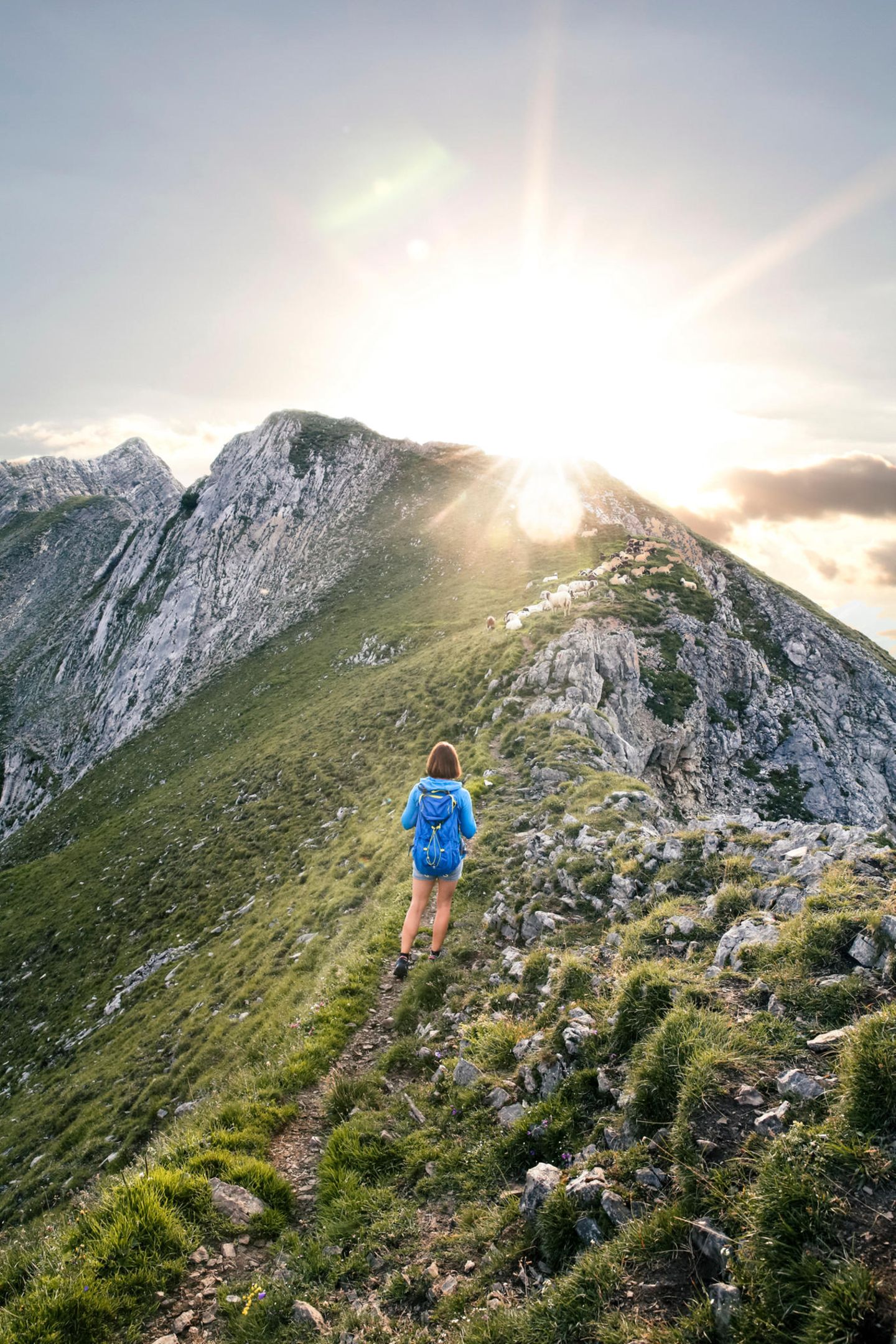 Frau wandert in einer Berglandschaft