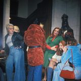 Frauen stehen in einer Kirche