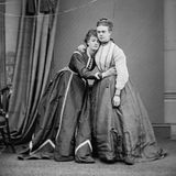 Fanny und Stella auf einer alten Glasplattenfotografie