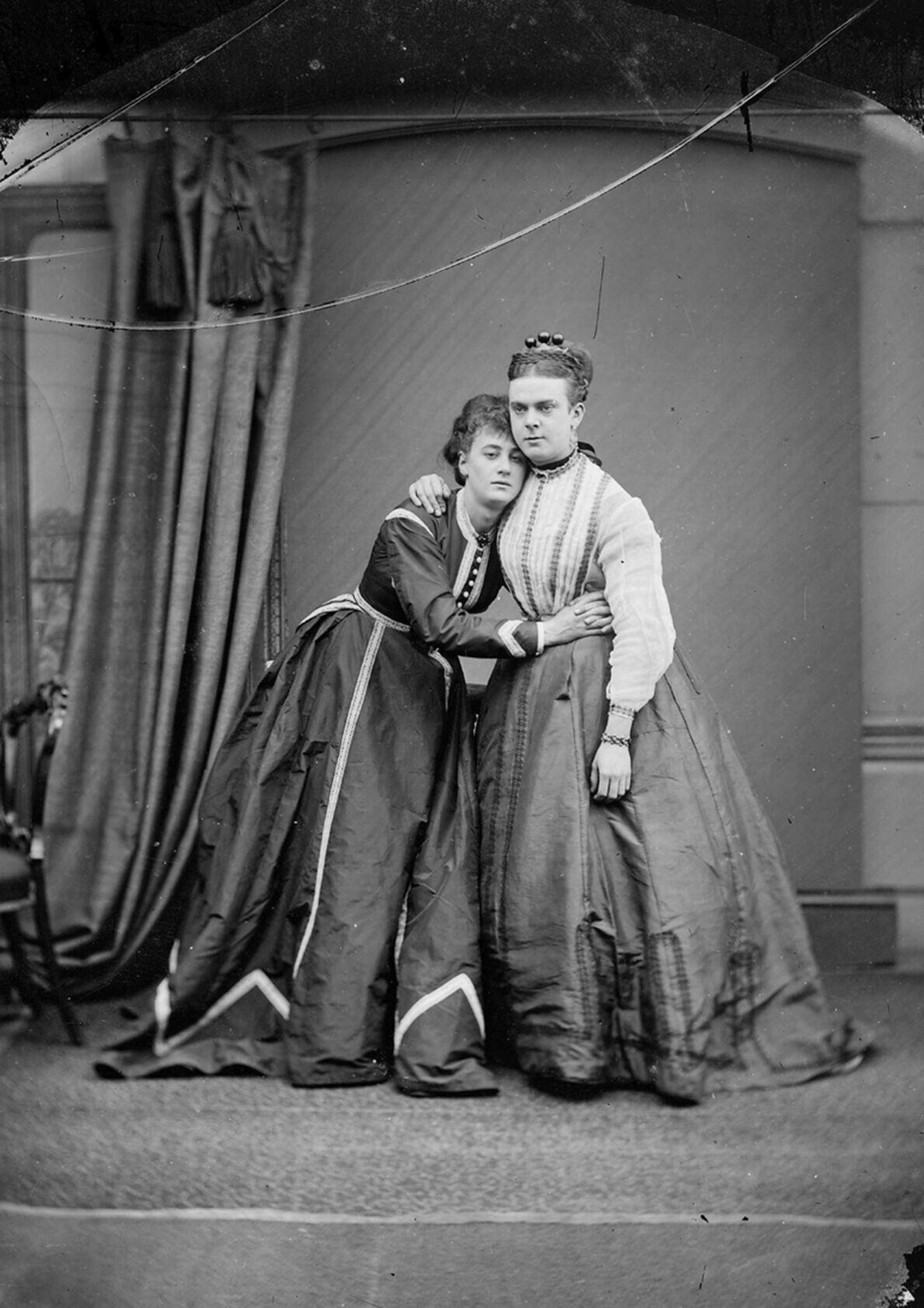 Fanny und Stella: Skandal um Männer in Frauenkleidern Fanny und Stella auf einer alten Glasplattenfotografie