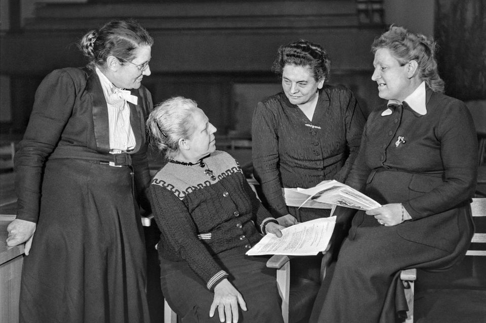 Die vier Mütter des Grundgesetzes: Helene Wessel, Helene Weber, Frieda Nadig und Elisabeth Selbert