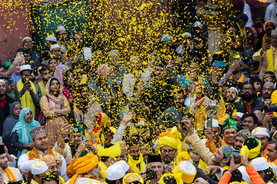 Am Festtag Vasant Panchami feiern im Mausoleum des Sufi-Heiligen Nizam ad-Din Auliya in Delhi Gläubige verschiedener Religionen gemeinsam den Frühling: Sie paradieren durch die Gassen und lassen Blütenblätter regnen