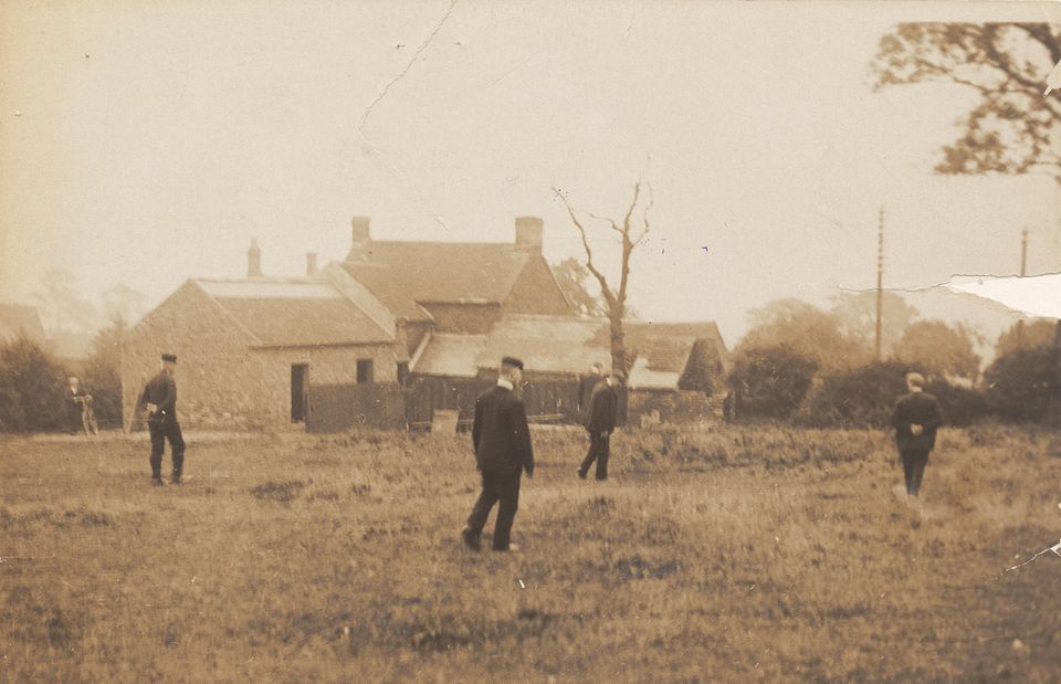 Polizisten bei der Beweissuche