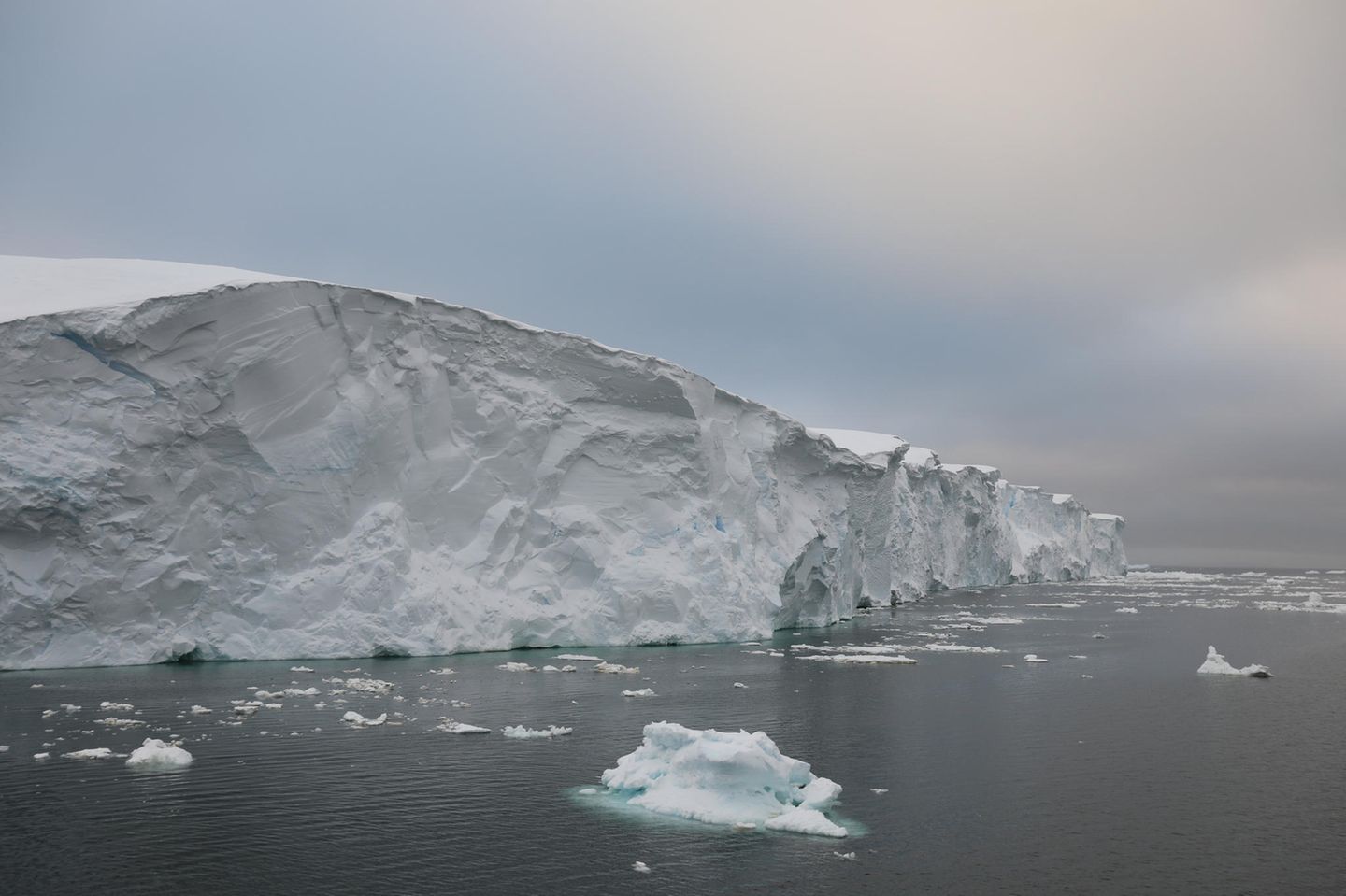Thwaites Gletscher, Glescher Front im Wasser