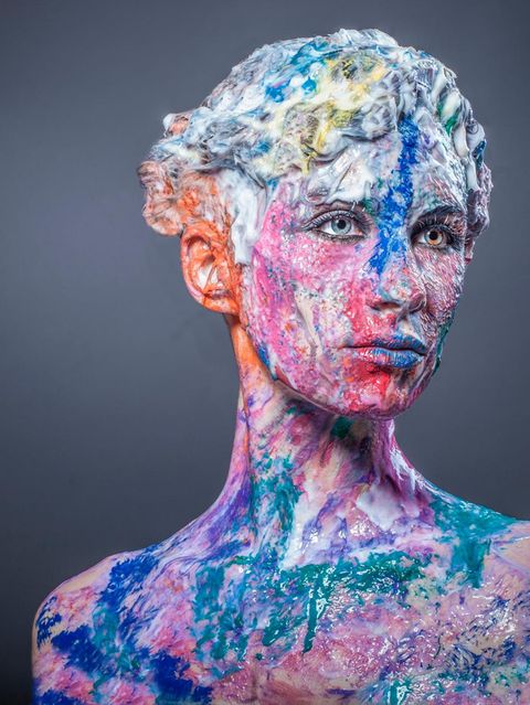 Mensch mit Farbe im Gesicht