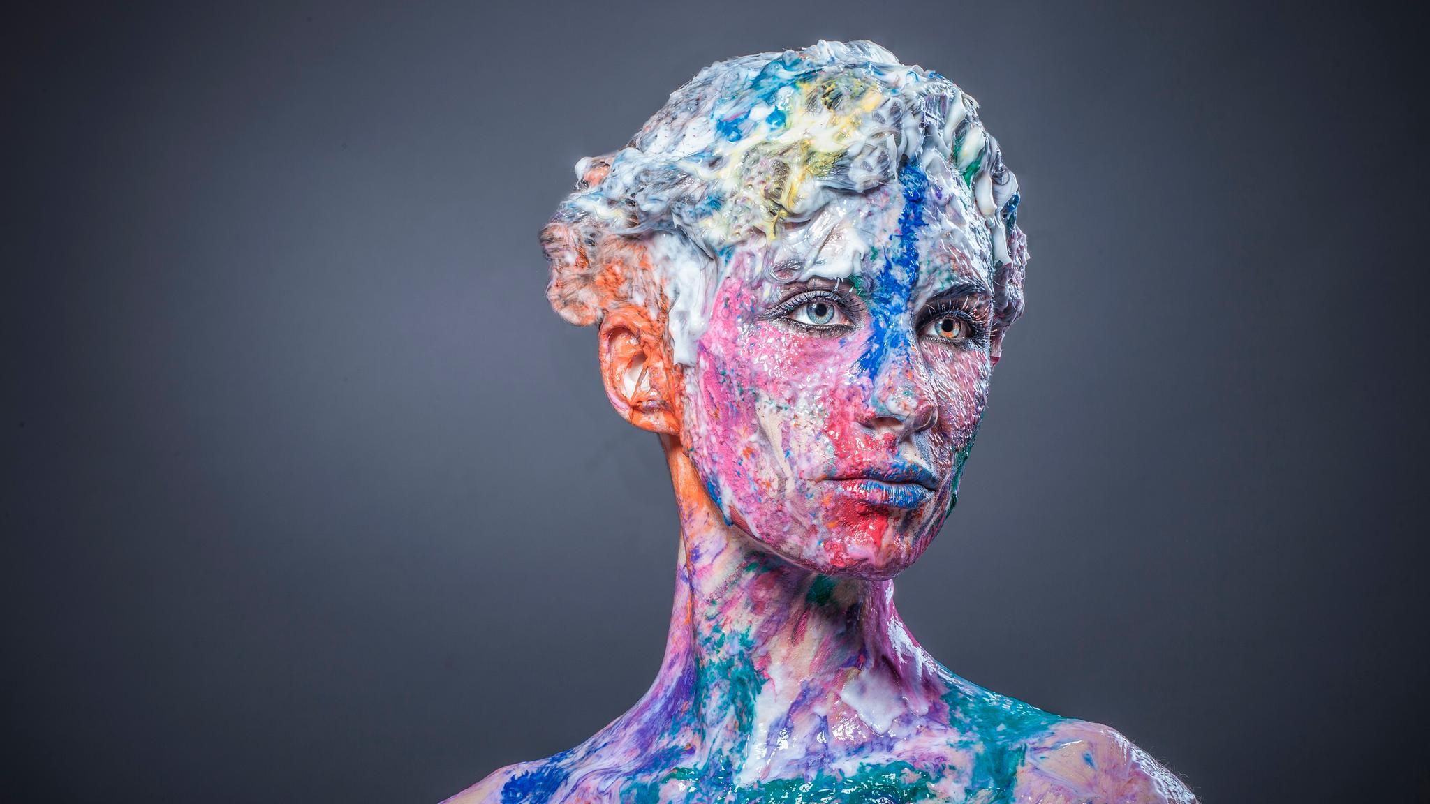 Mensch mit Farbe im Gesicht