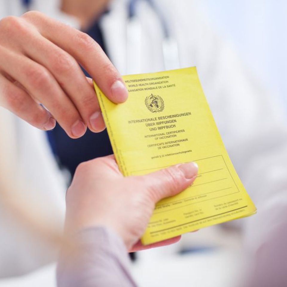 Auch im Erwachsenenalter sollte man sich eine Auffrischung gegen Keuchhusten abholen Auch im Erwachsenenalter sollte man sich eine Auffrischung gegen Keuchhusten abholen