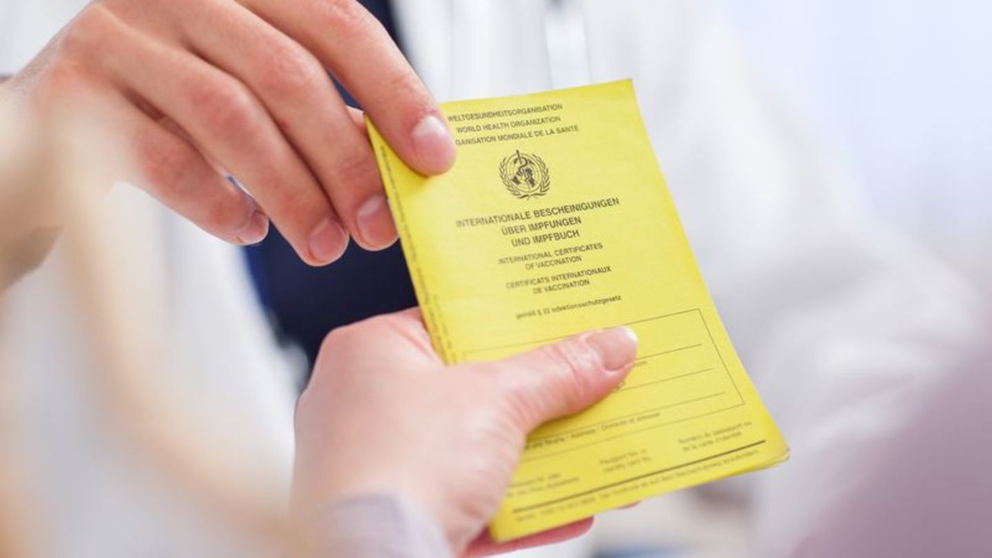 Auch im Erwachsenenalter sollte man sich eine Auffrischung gegen Keuchhusten abholen Auch im Erwachsenenalter sollte man sich eine Auffrischung gegen Keuchhusten abholen