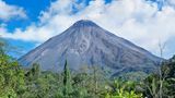 Vulkan Arenal: Costa Ricas aktivster Vulkan Vulkan mit Vegetation im Vordergrund