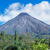 Vulkan mit Vegetation im Vordergrund