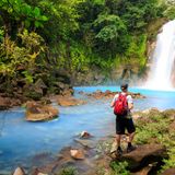 Wanderer am Rio Celeste in Costa Rica