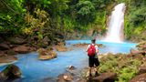 Rio Celeste: Wandern am türkisfarbenen Fluss Wanderer am Rio Celeste in Costa Rica