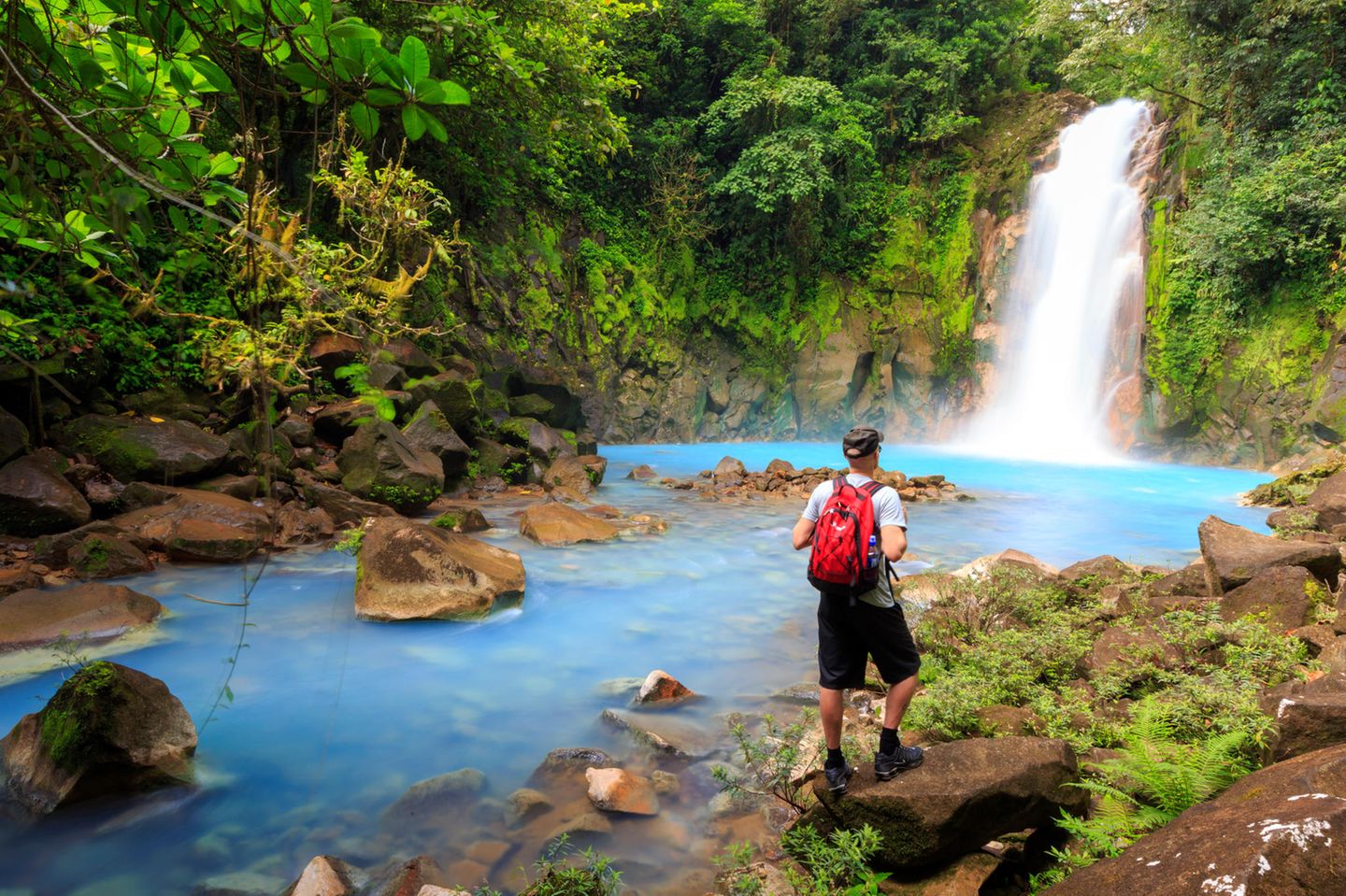 Wanderer am Rio Celeste in Costa Rica