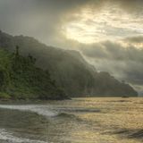 Strand im bevölkten Licht