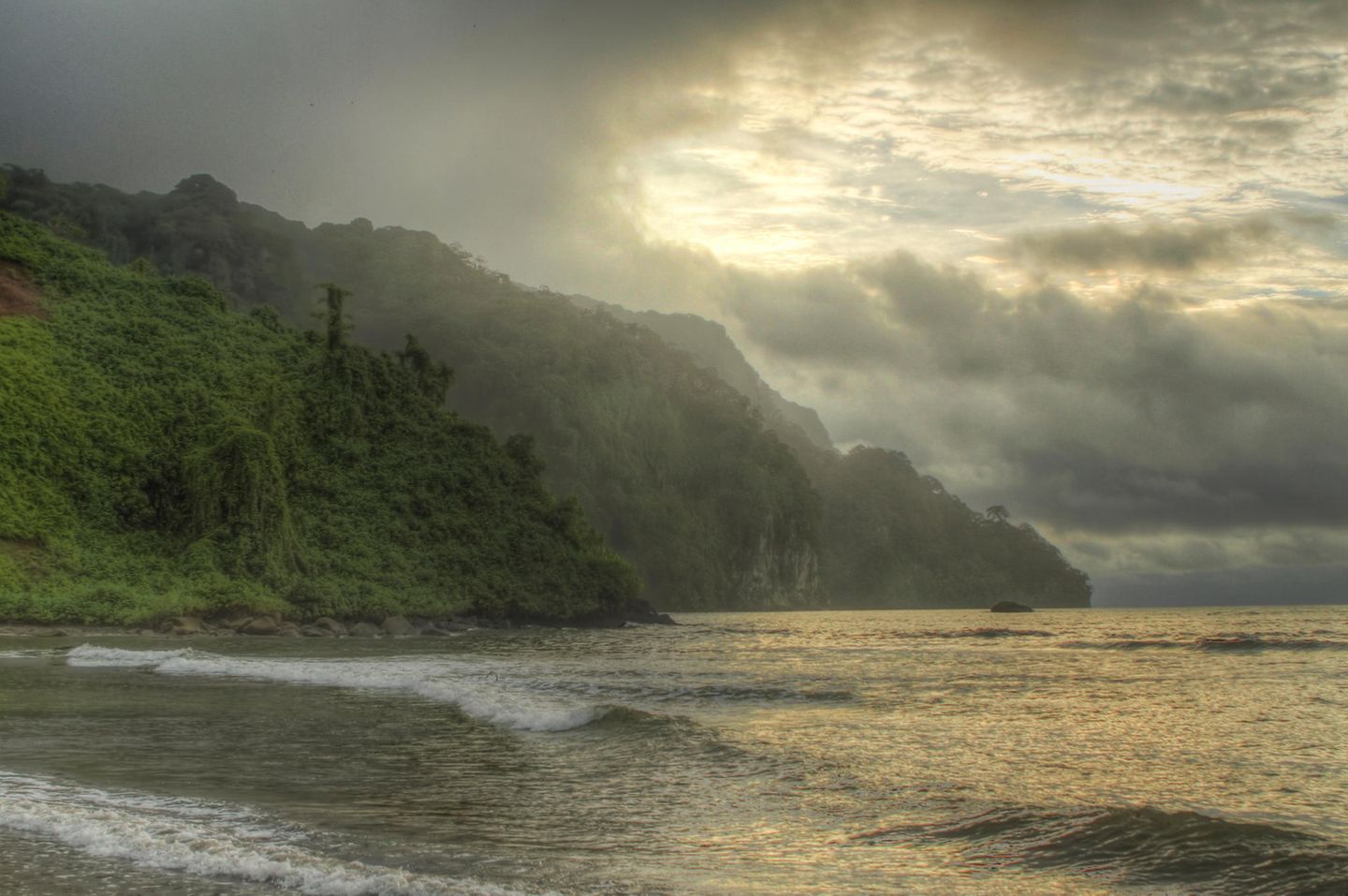 Cocos Island: Die "Schatzinsel" Strand im bevölkten Licht