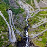 Serpentinenstraße in skandinavischer Berglandschaft