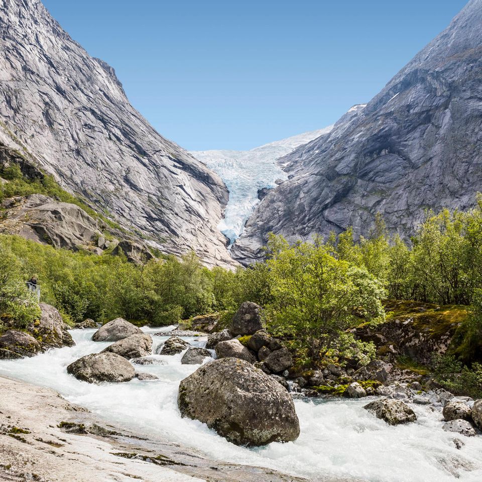 Wasserfall zwischen Felsen, oben der Gletscher