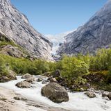 Wasserfall zwischen Felsen, oben der Gletscher