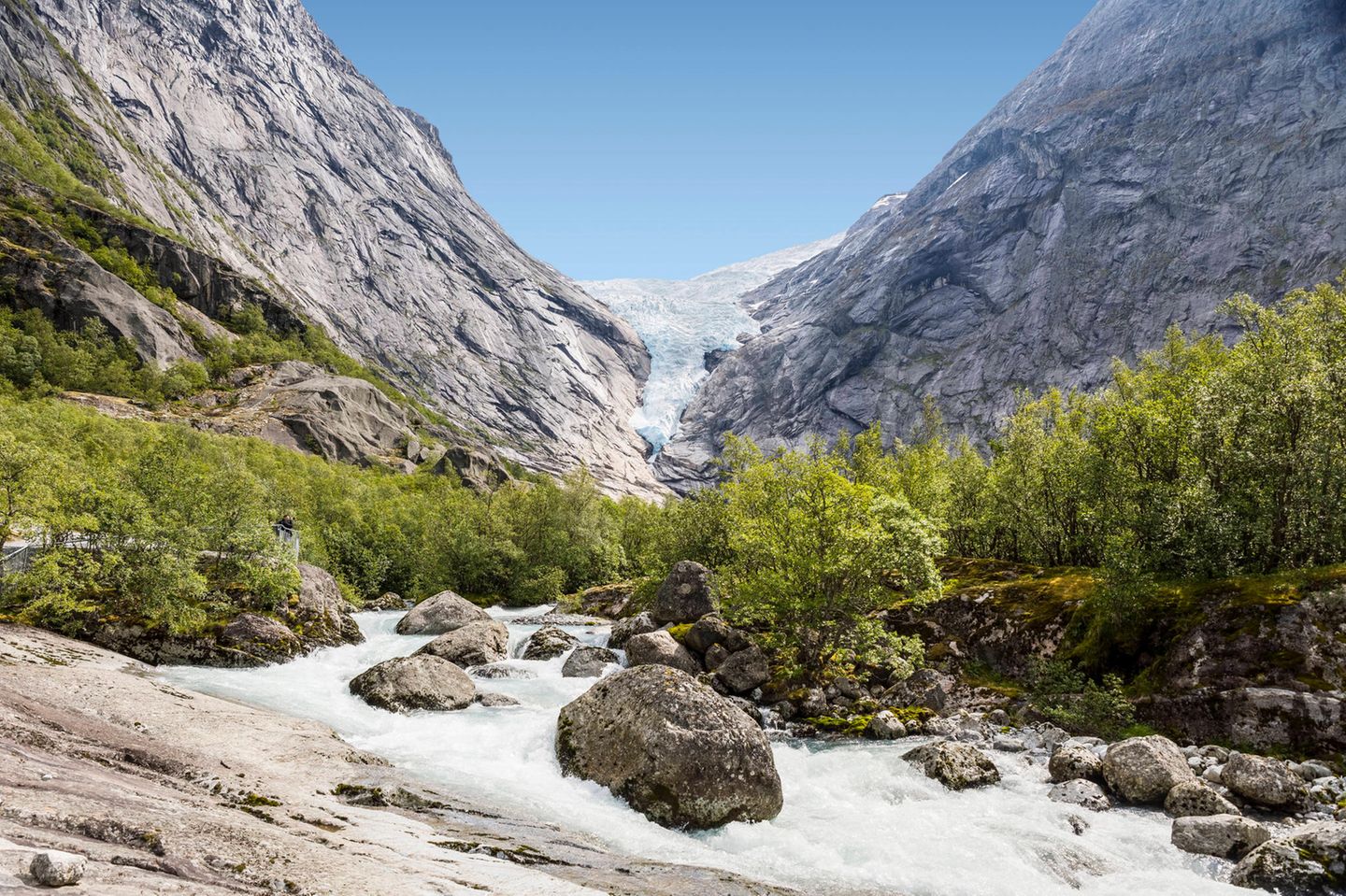 Sognefjord: spektakuläre Aussichten beim Wandern Wasserfall zwischen Felsen, oben der Gletscher