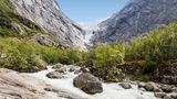 Sognefjord: spektakuläre Aussichten beim Wandern Wasserfall zwischen Felsen, oben der Gletscher