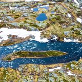 Luftaufnahme der Hardangervidda-Hochebene mit Schneeresten