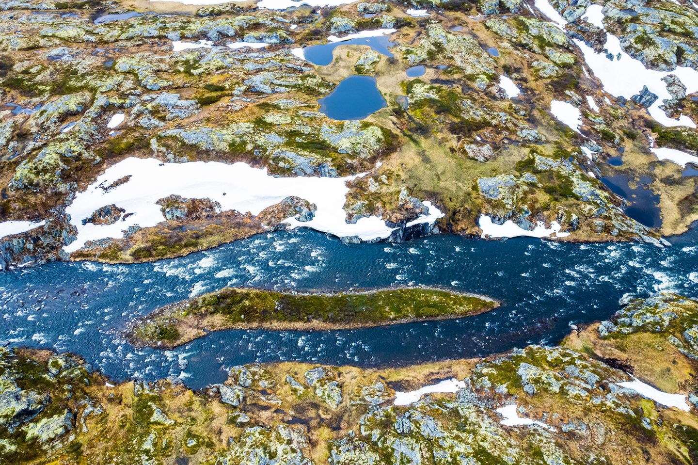 Aurlandsfjord: mit der Flåmbahn in die Berge Luftaufnahme der Hardangervidda-Hochebene mit Schneeresten