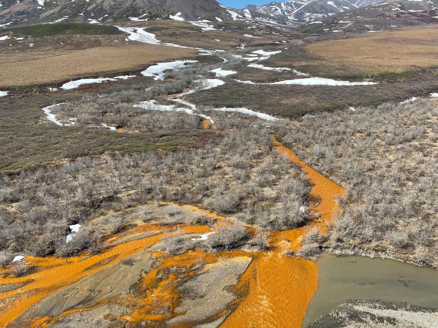Orangefarbene Flüsse sind in der Brooks Range im Norden Alaskas immer häufiger anzutreffen. Die Farbe weist auf oxidiertes Eisen hin