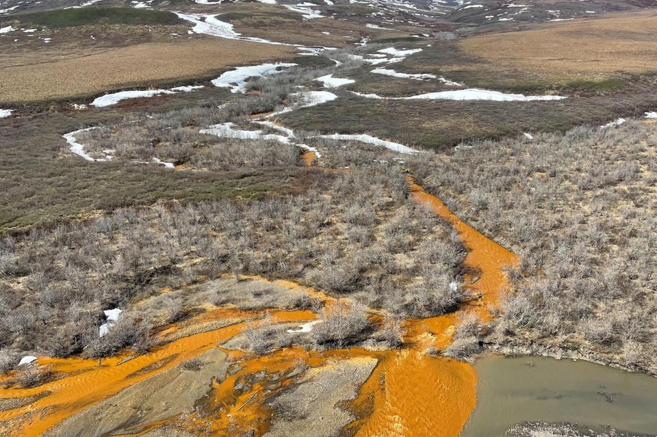 Orangefarbene Flüsse sind in der Brooks Range im Norden Alaskas immer häufiger anzutreffen. Die Farbe weist auf oxidiertes Eisen hin  1.3333