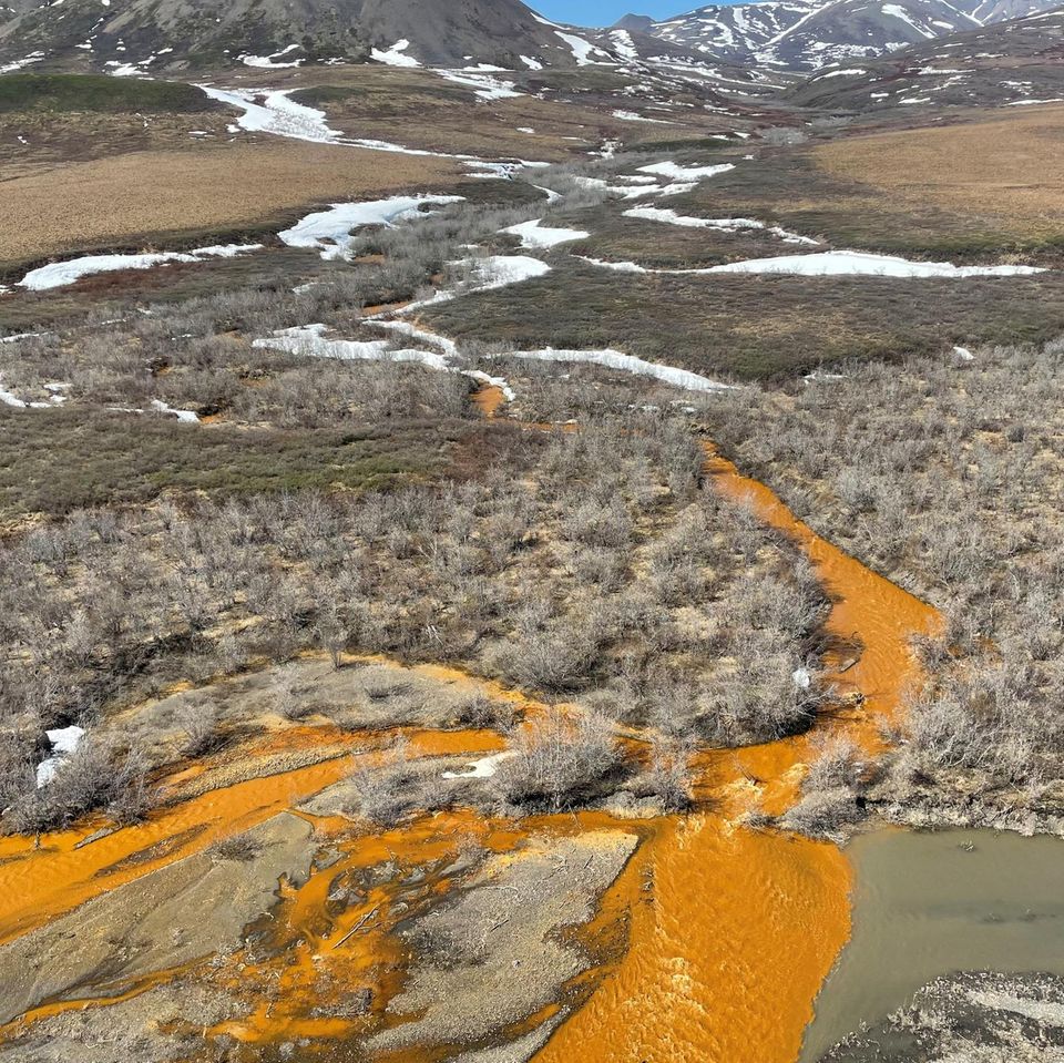 Orangefarbene Flüsse sind in der Brooks Range im Norden Alaskas immer häufiger anzutreffen. Die Farbe weist auf oxidiertes Eisen hin