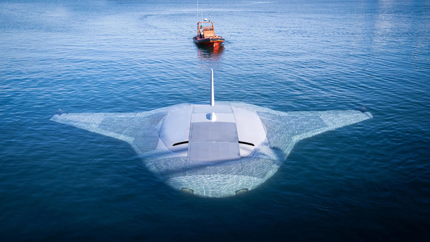 Eine Unterwasserdrohne nach Vorbild eines Mantarochens. Im Februar und März absolvierte das autonome Tauchboot des Rüstungskonzerns Northrop Grumman erste Tests vor der Küste Südkaliforniens. Entwickelt wird es im Auftrag der DARPA, der Forschungsbehörde des US-Militärs. "Manta Ray wird Langzeitmissionen mit großer Reichweite in Meeresumgebungen durchführen, in die Menschen nicht vorzudringen vermögen", schreibt der Konzern. Lange Tauchgänge soll die Drohne meistern, indem sie Energie aus der Umgebung gewinnt oder im Stromsparmodus am Meeresboden ausharrt – stets mit dem Ziel, "strategische Überraschung zu erzeugen". Für den Transport über Wasser lässt sich das Monstrum zerlegen und in fünf Standardcontainern verstauen.   KW 21