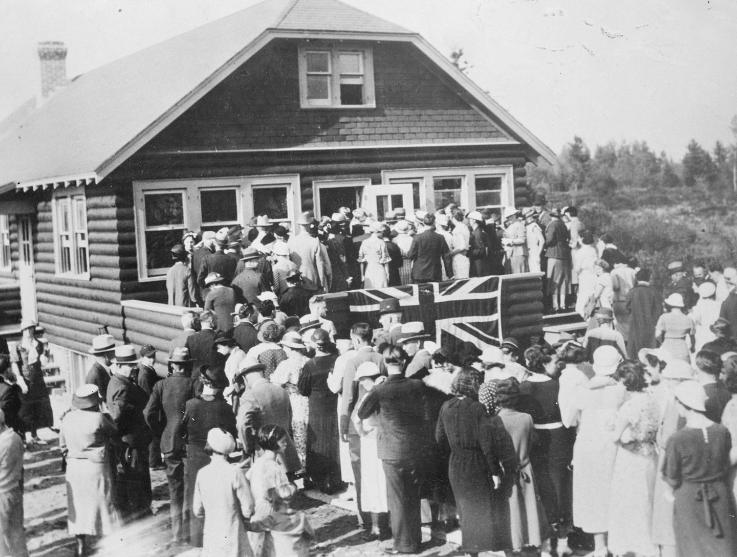 Menschenauflauf vor dem Haus in dem sich die Dionne Fünflinge aufhalten