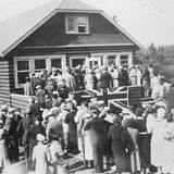 Menschenauflauf vor dem Haus in dem sich die Dionne Fünflinge aufhalten